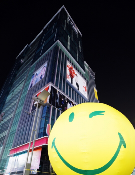 현대백화점 서울 신촌점 유플렉스 1층 야외 광장에 '스마일리 라이트닝볼'이 설치돼 있는 모습 <현대백화점 제공>